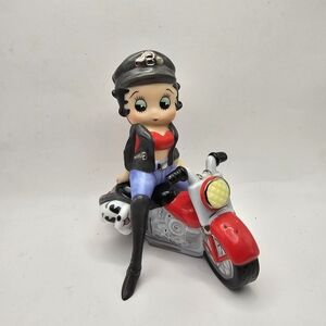 Betty Boop Kikin' Betty Salt And Pepper Shakers 1999 Limited Edition